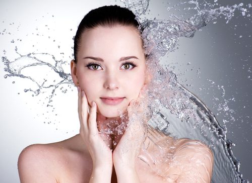 splashes of water on the beautiful face of young woman-img-blog