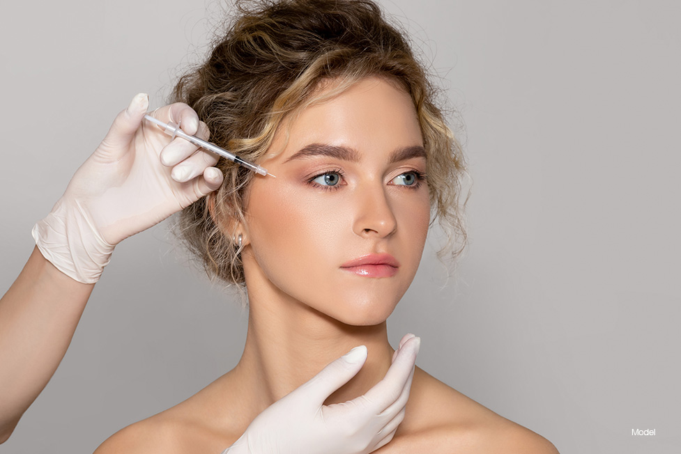 Woman getting a facial injection in her crows feet